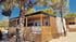 Modernes Mobilehome mit Terrasse, Schild "Villa Tequilla" und Bäumen unter blauem Himmel in Drage Gespaschaft Zadar Kroatien.