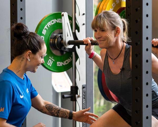 Trainerin begleitet ein Mitglied beim Krafttraining im juka dojo