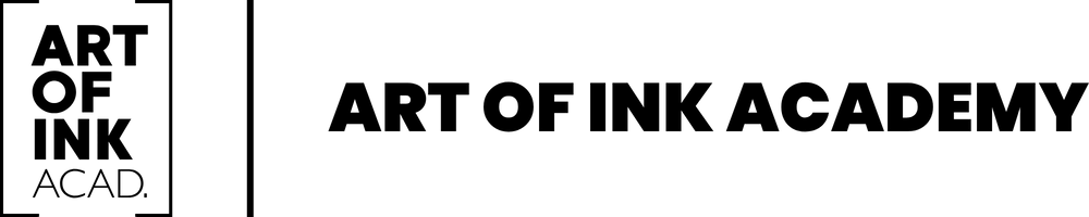 Schwarzes Logo mit den Wörtern "ART OF INK ACAD." in einem schwarzen Rahmen auf grünem Hintergrund.