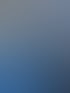 Blaue, neu lackierte Riemenscheiben und Kleinteile auf Tischen in einer Werkstatt mit einem Auto im Hintergrund.