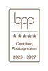 Logo des bpp mit fünf Sternen und dem Text Certified Photographer 2025 – 2027 in Gold auf schwarzem Grund.