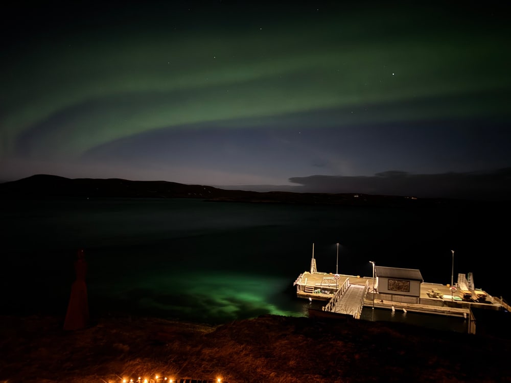 Polarlichter über dem Wasser