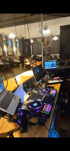 DJ-Pult mit Monitoren, Lichteffekten und Tanzfläche bei festlicher Hochzeit
