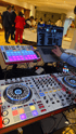 Professioneller DJ-Controller mit Pads, Laptops und Audiointerface bei Hochzeitsfeier