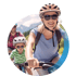 Lächelnde Frau mit Sonnenbrille und Helm fährt Fahrrad, dahinter Mann und Kind.