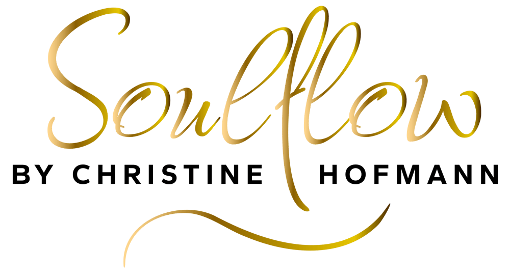 Goldenes "Soulflow" Logo mit "BY CHRISTINE HOFMANN" darunter, auf dunkelgrünem Hintergrund.
