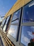 Dach mit Dachlatten, mehreren Velux-Dachfenstern und blauem Himmel.