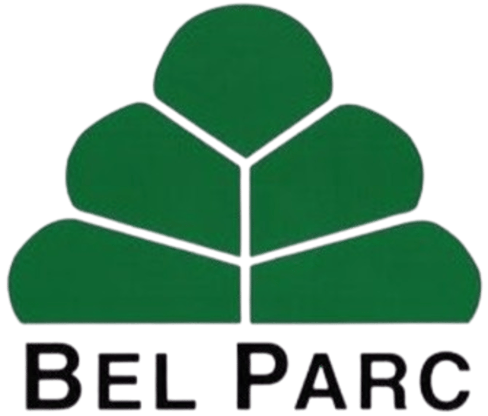 Grünes, stilisiertes Baumlogo über dem schwarzen Text „BEL PARC“.