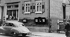 Schwarzes Auto vor einem Gebäude mit Fensterläden: Die erste Filiale von Optik Hoffmann 1966.