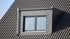 Moderne Dachgaube mit Schieferverkleidung und zweiflügeligem Fenster in einem anthrazitfarbenen Ziegeldach.
