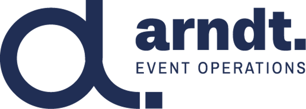 Logo mit einem stilisierten "a" und dem Text "arndt. EVENT OPERATIONS" in Dunkelblau auf grünem Hintergrund.