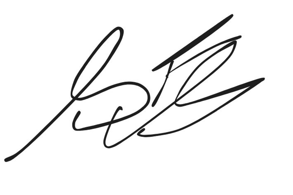 Schwarze, handschriftliche Unterschrift von "Lara Croft" auf grünem Hintergrund.