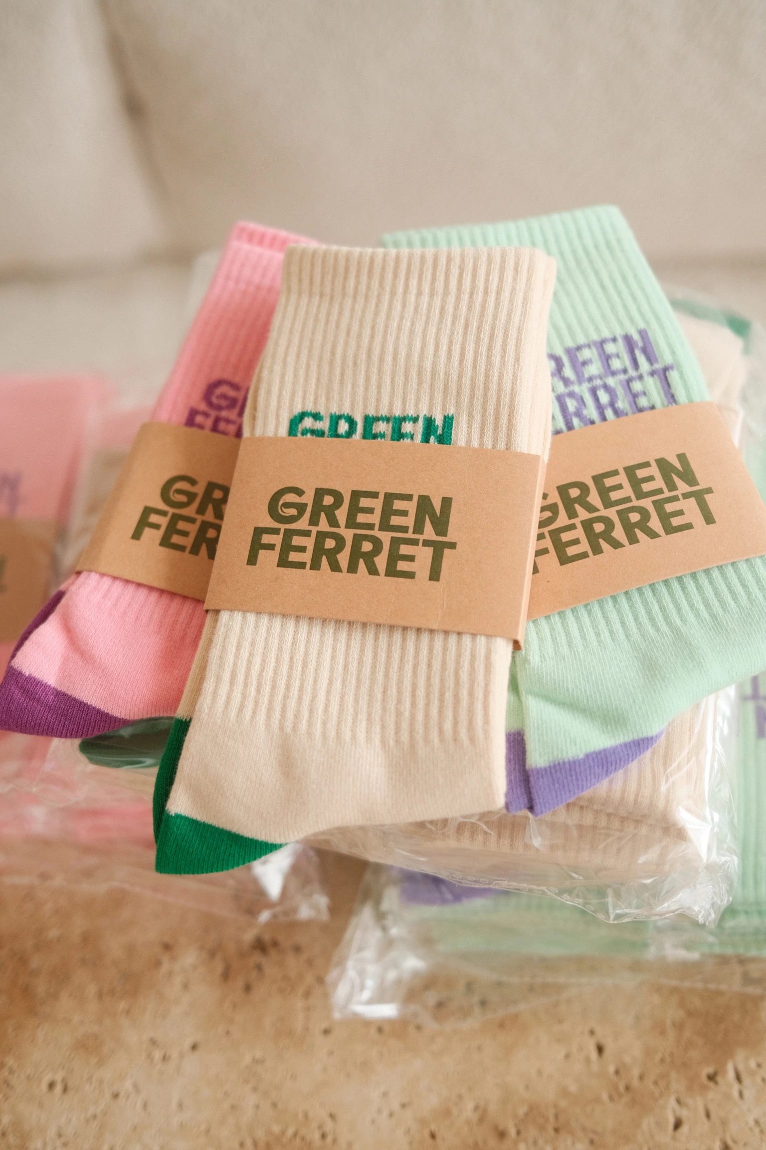 Socken als Werbegeschenk mit eingestricktem Firmenlogo für einen Messestand