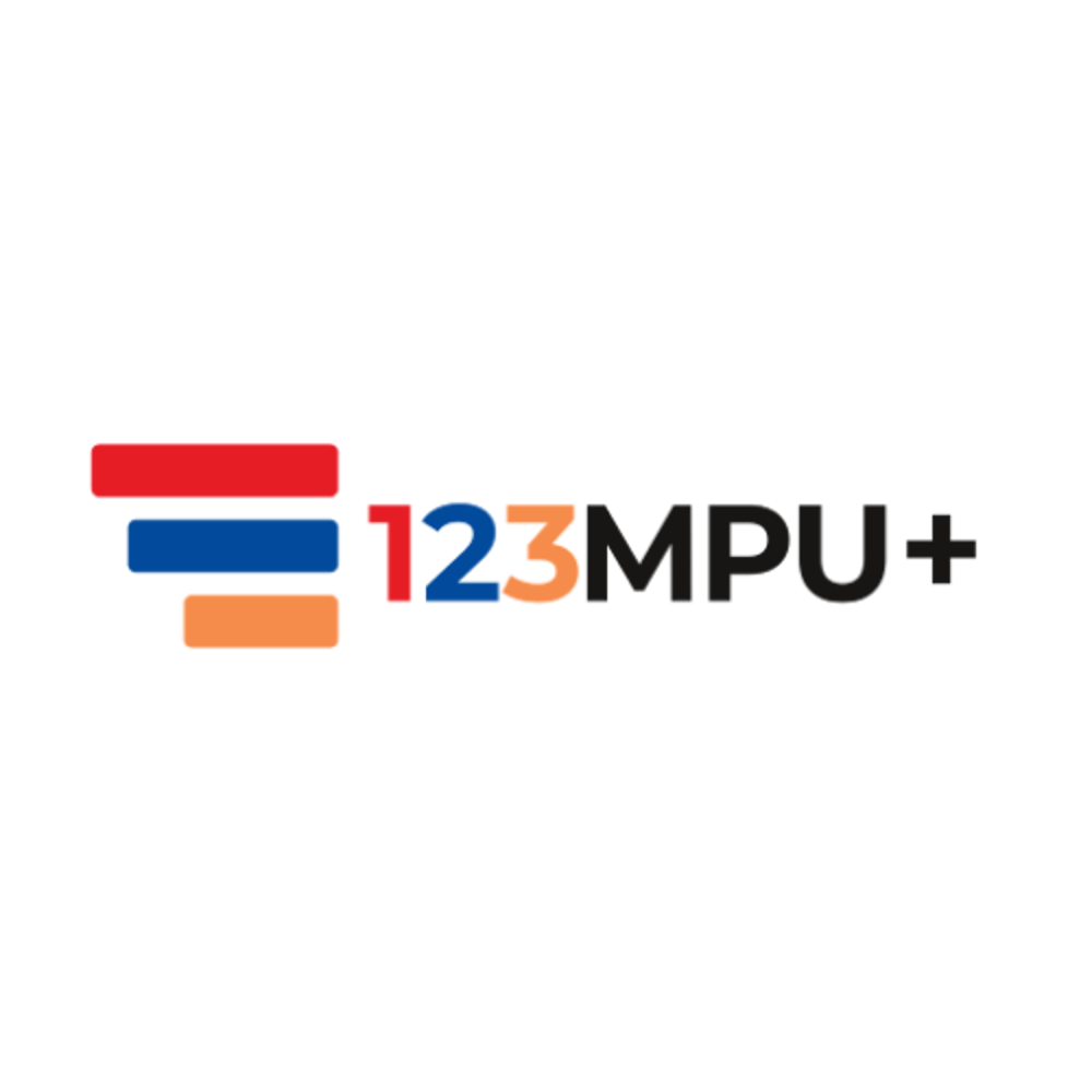 Logo 123MPU+ mit drei farbigen Balken in Rot, Blau und Orange auf schwarzem Hintergrund.