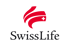 Swiss Life Logo: Rotes, flammenähnliches Symbol mit Schweizer Kreuz, darunter der Schriftzug "SwissLife" auf grünem Grund.