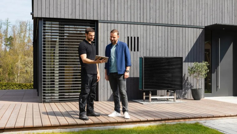Energieeffizienz-Skala mit LED-Lampe und eingesparten Kosten
