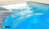Blauer Pool mit Treppen, Skimmer und "Starke" Logo mit gelber Quietscheente.