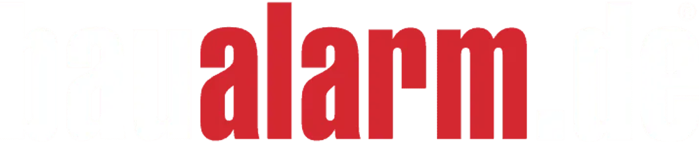 Logo "baualarm.de" in Weiß und Rot auf grünem Hintergrund. "bau" ist weiß, "alarm" rot, ".de" weiß.