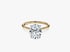 Goldener Verlobungsring mit einem großen, oval geschliffenen Diamanten in einer Vier-Krallen-Fassung auf weißem Grund.