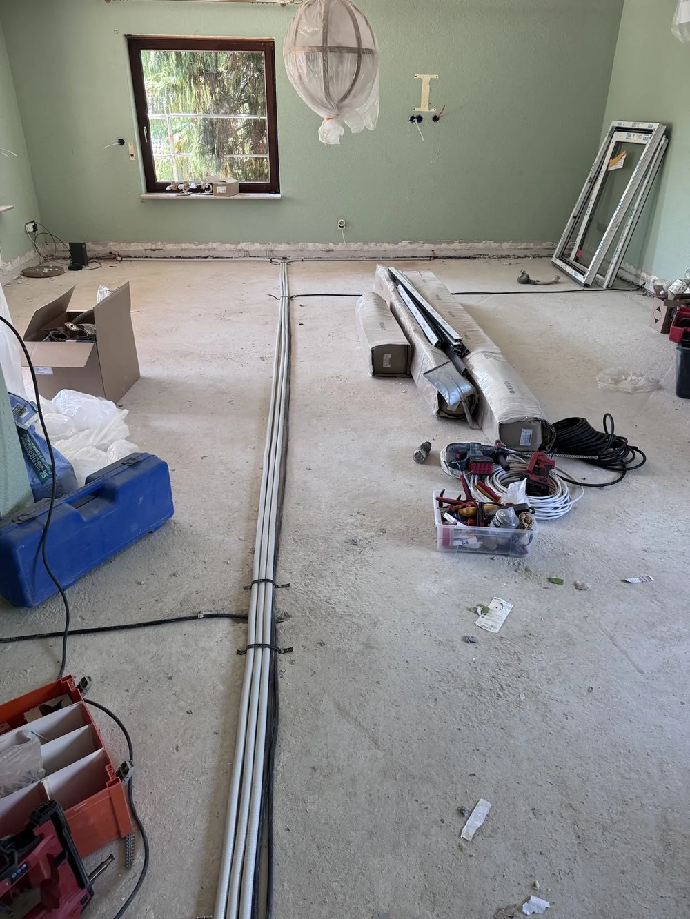 Verlegte Leerrohre für Netzwerk- und Elektroleitungen