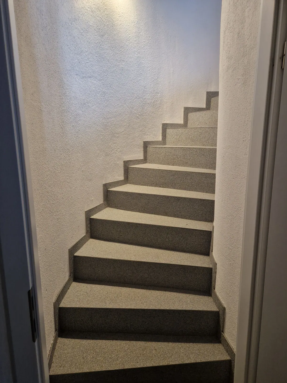 Innentreppe nach der Sanierung mit Steinteppich