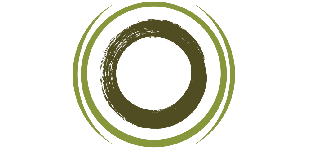 Nicole Wetzler Coach für Systemische Aufstellungen südlich von München Logo: Dunkel- und hellgrüne konzentrische Kreise auf dunkelgrünem Hintergrund.