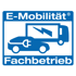 Blaues Logo "E-Mobilität Fachbetrieb" mit E-Auto und LKW mit Blitzsymbol.