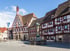 Das Weinstadel und der Wasserturm in Nürnberg spiegeln sich bei Sonnenschein im Wasser der Pegnitz.