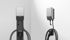 Zwei graue EcoFlow PowerStream Wechselrichter, links auf einem Ständer, rechts an einer Wand, mit Kabeln und Steckern.