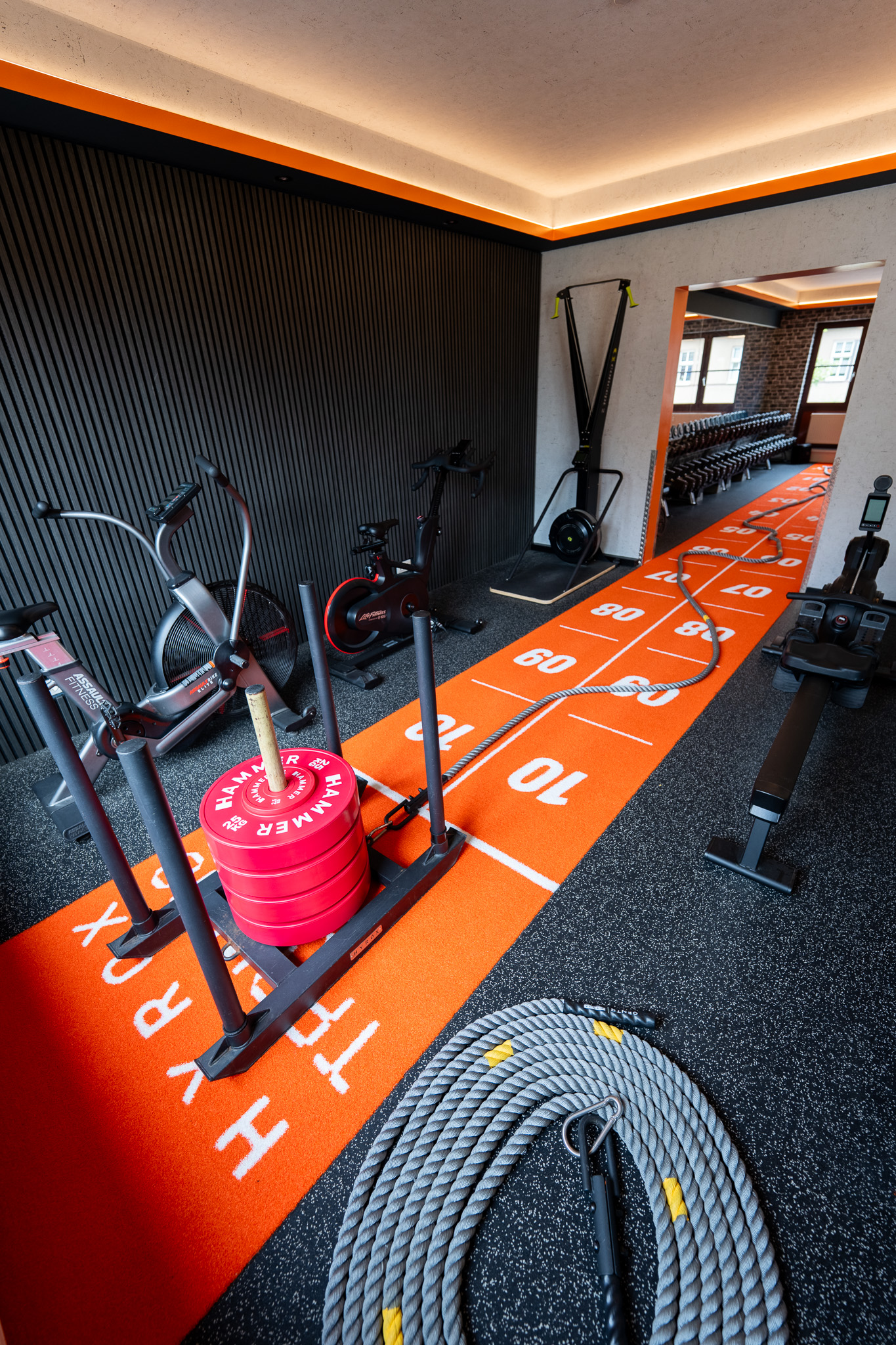 Frau trainiert lächelnd am EGYM-Gerät