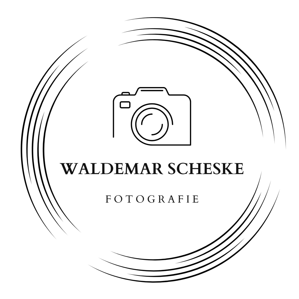 Logo mit Umriss einer Kamera, umgeben von einem Kreis aus Strichen, darunter "WALDEMAR SCHESKE FOTOGRAFIE".