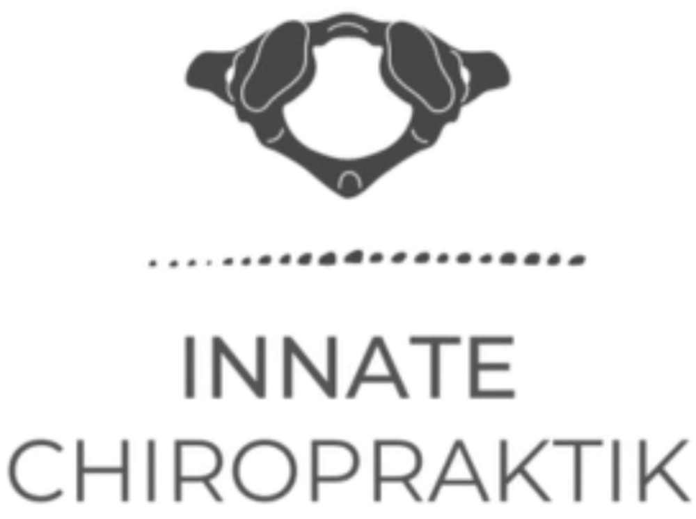 Ein graues Logo mit einem stilisierten Wirbel über dem Text "INNATE CHIROPRAKTIK" auf grünem Hintergrund.