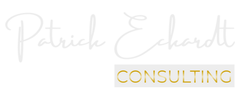 Patrick Eckhardt Consulting Logo auf dunkelgrünem Hintergrund.