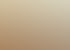 Eine lächelnde Frau in einem bayerischen Dirndl kniet in einem goldenen Weizenfeld unter bewölktem Himmel.
