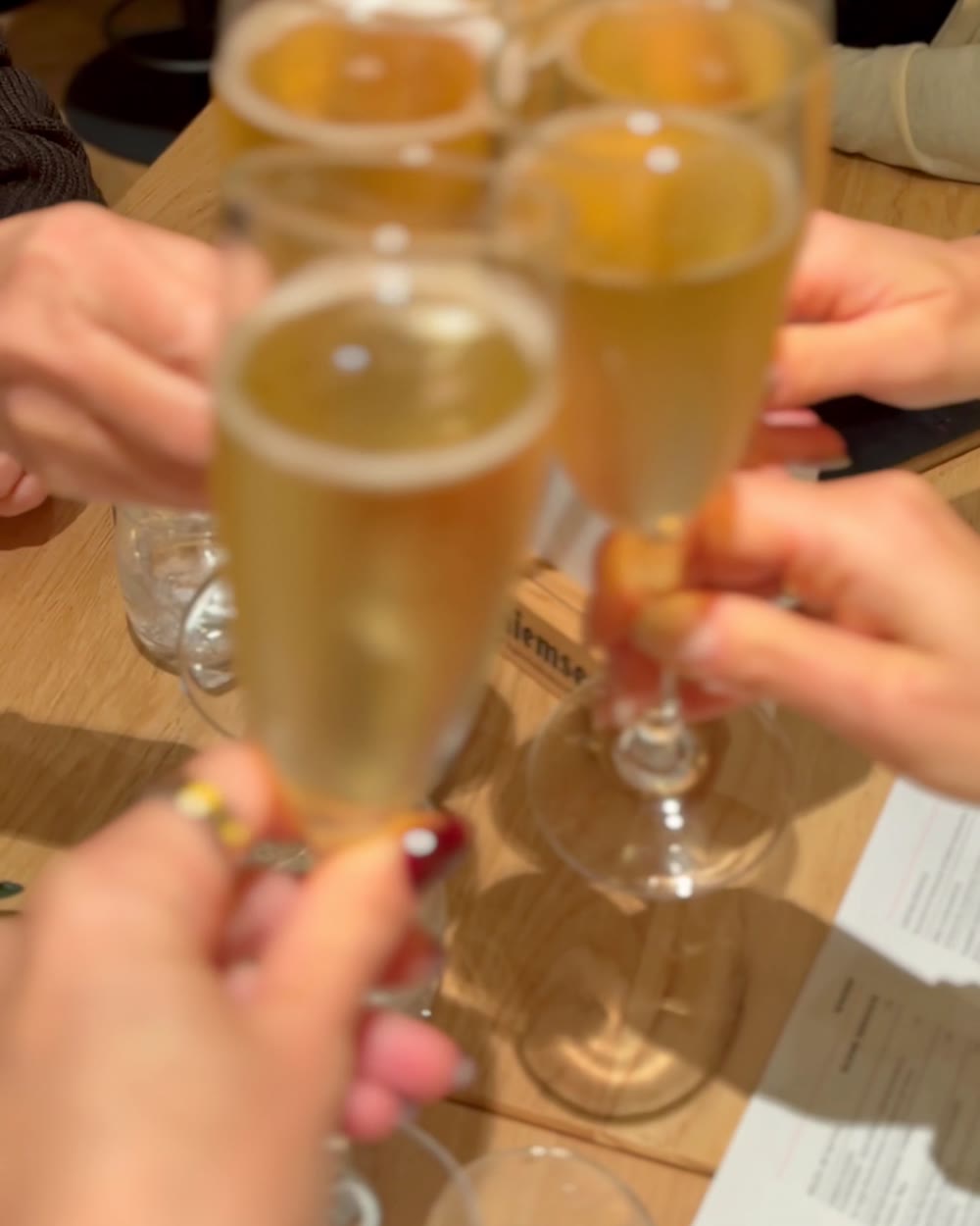 Anstoßen mit Sekt