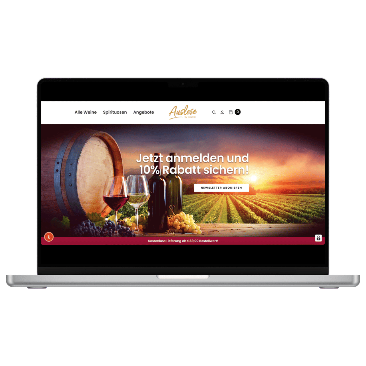Laptop zeigt die Startseite des Auslese Wein-Online-Shops mit Wein, Fässern und einem Weinberg.