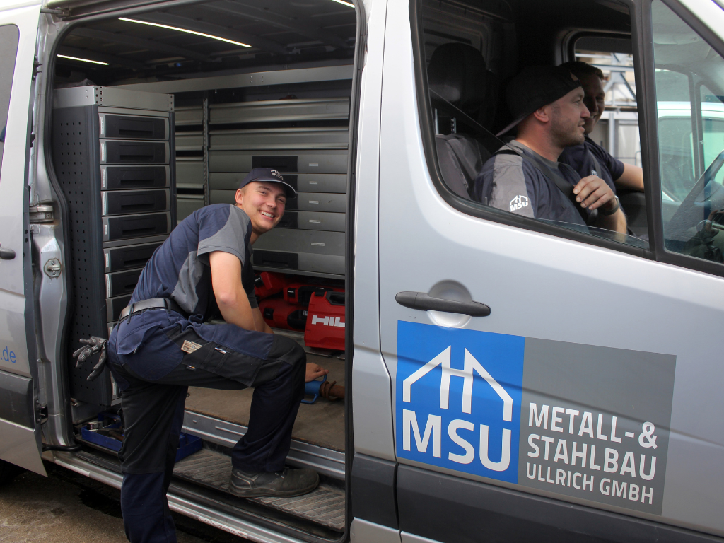 Kollegen am Montage-Transporter mit Hilti-Werkzeug