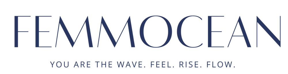 Der Text "FEMMOCEAN" in Dunkelblau steht über dem helleren Text "YOU ARE THE WAVE. FEEL. RISE. FLOW." auf dunkelgrünem Hintergrund.