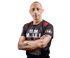 Mann in schwarzem Sportshirt mit "TEAM M.A.A.F." und "BODY CROSS" auf der Brust, Arme verschränkt.