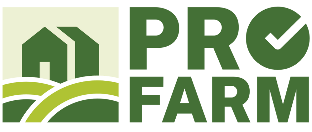 Logo "PROFARM" mit einem Bauernhaus und Hügeln, das O in PRO ist ein Häkchen.