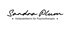 Sandra Plum Heilpraktikerin für Psychotherapie Logo in schwarzer Schreibschrift auf grünem Hintergrund.