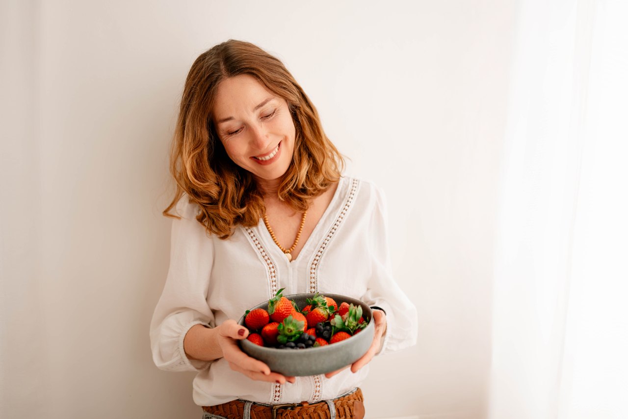 Ernährungsberaterin mit frischen Erdbeeren