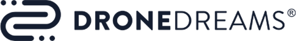 Der "DRONEDREAMS" Schriftzug in dunklem Blau mit einem stilisierten Drohnensymbol links und einem eingetragenen Warenzeichen-Symbol rechts.