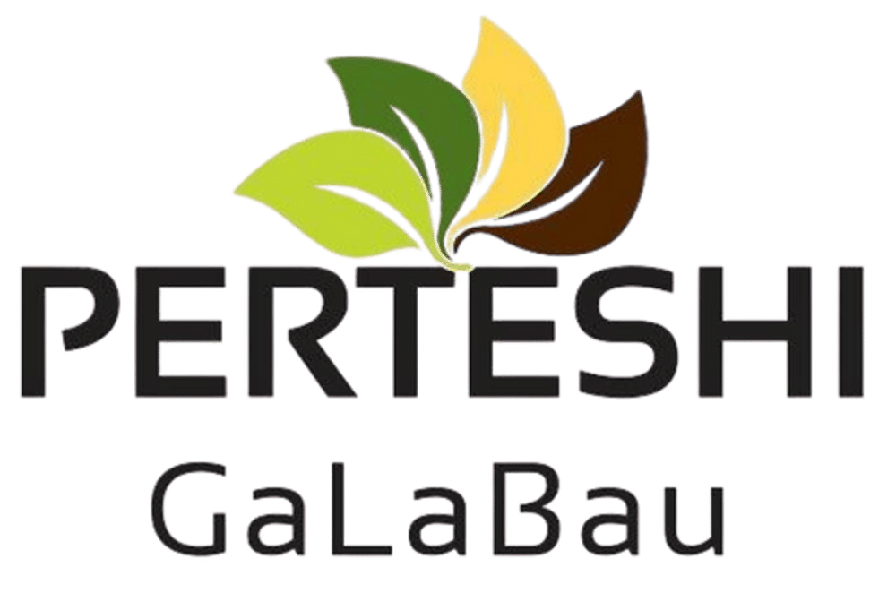 PERTESHI GaLaBau Logo mit drei farbigen Blättern in Grün, Gelb und Braun.