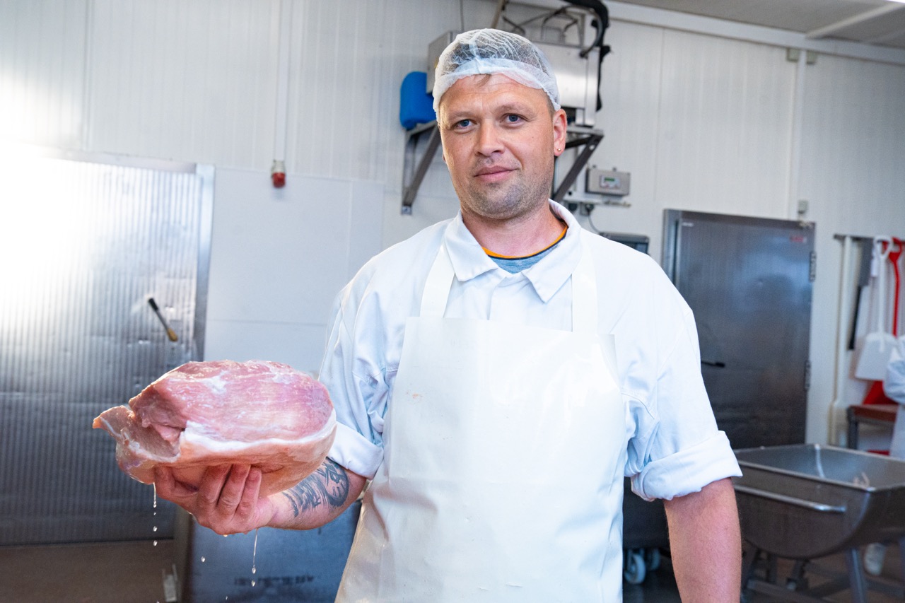 Arbeit in der Produktion der Metzgerei Böhmfelder