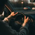 Hände am Lenkrad während einer Fahrstunde