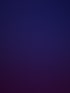 Zwei lächelnde Männer stehen vor einer blauen Club-Logo-Wand mit Mikrofon-Symbol.