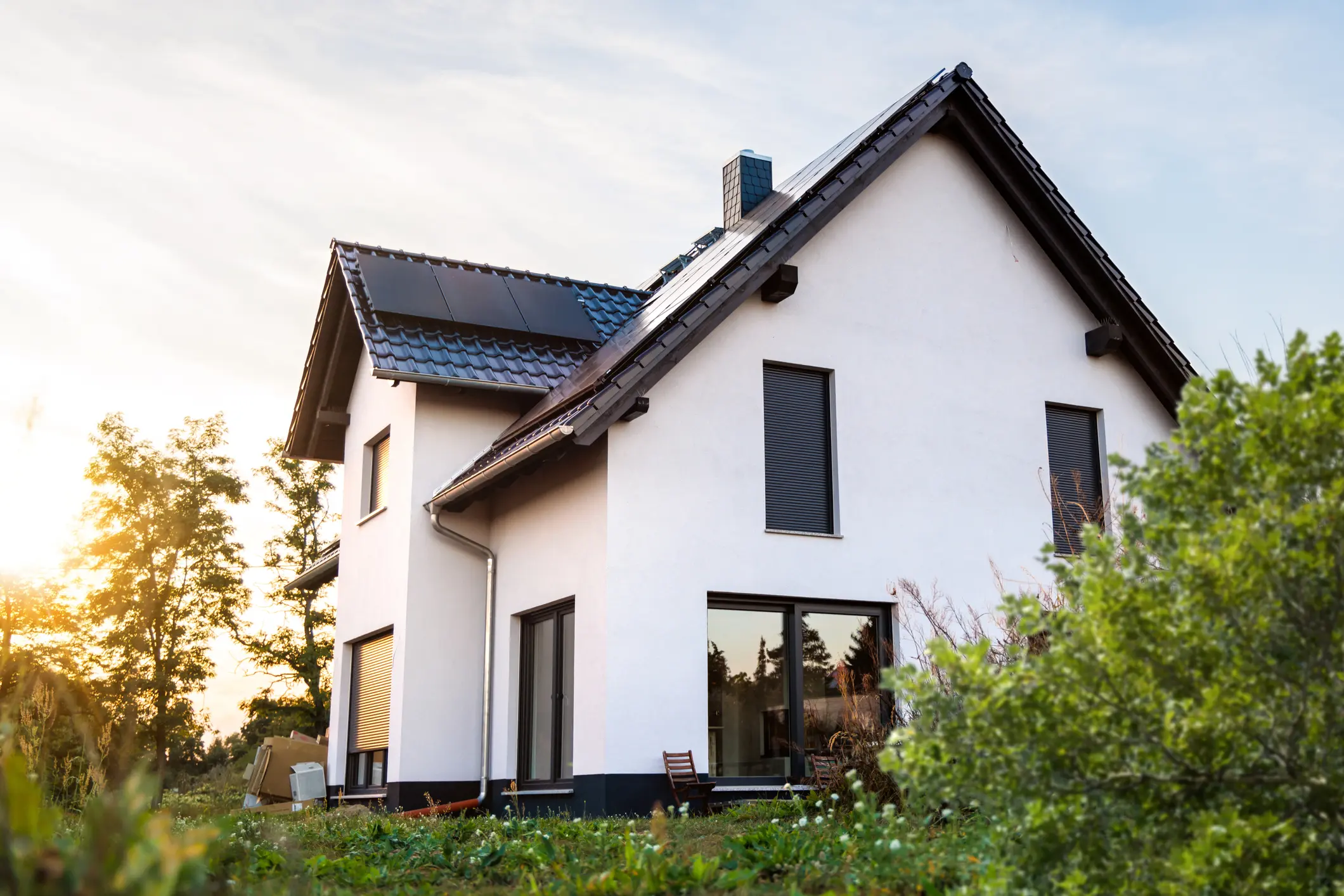 Modernes Einfamilienhaus mit weißen Fassaden