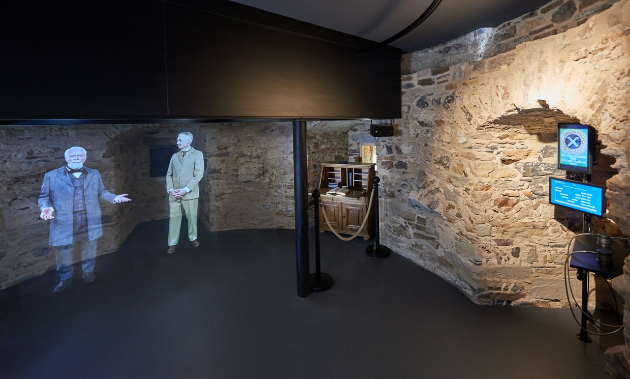 Als Hologramm zum Leben erweckt: die genossenschaftlichen Gründerväter Friedrich Wilhelm Raiffeisen und Hermann Schulze-Delitzsch erzählen die Entstehung der genossenschaftlichen Idee.