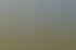 Terrasse eines Gebäudes mit vielen großen, geöffneten weißen Sonnenschirmen und Tischen auf einer grünen Wiese.